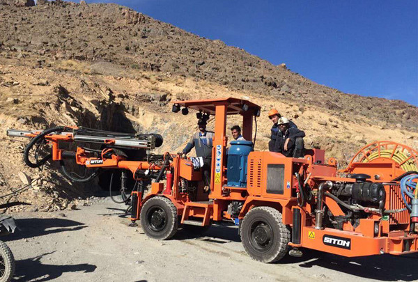 Jumbo de forage du tunnel à bras simple à pneu type DW1-31servit la mine plomb-zinc en Iran